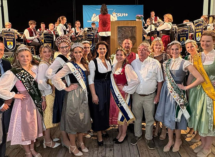 Am Montag 19.05.2025 gleich der zweite hohe Besuch: zu Gast im Festzelt mit der frischgekrönen Spargelkönigin Franziska I. war Landwirtschaftsministerin Michaela Kaniber (©Foto: Spargelerzeugerverband SOB) 
